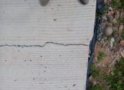 Proyek Rabat Beton di Desa Sugihwaras Amburadul