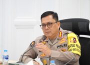 Strategi Polri Sukseskan Penyelenggaraan KTT IAF ke-2 di Bali   Polri menggelar Operasi Puri Agung II dalam rangka pengamanan Konfrensi Tingkat Tinggi (KTT) Indonesia-Africa Forum (IAF) ke-2 dan High Level Forum on Multi Stekholders Pertnership (HLF MSP) tahun 2024 yang digelar pada 1-3 September 2024 di Bali.  Pada hari ini, Operasi Puri Agung II menggelar Tactical Floor Game (TFG) yang dipimpin langsung Kaops Puri Agung II yaitu Kabaharkam Polri Komjen Pol Fadil Imran.  Fadil mengatakan, tujuan TFG untuk menyamakan pola tindak strategi dan aplikasinya di lapangan agar manajemen operasi bisa berjalan sesuai rencana Operasi Puri Agung 2024 menghadapi KTT IAF.   “Hari ini kami memasuki tahapan TFG yang menghadirkan semua unsur pengamanan. Tujuan TFG untuk menyamakan pola tindak strategi dan aplikasinya di lapangan agar manajemen operasi betul-betul bisa berjalan sesuai apa yang sudah dibuat rencana Operasi Puri Agung 2024 menghadapi KTT Indonesia Afrika Forum,” kata Fadil di Bali, Rabu (28/8/2024).  Fadil menjelaskan, dalam Operasi Puri Agung menggunakan strategi sinergi baik internal dan eksternal bersama TNI, Paspampres dan segenap elemen terkait seperti pemda dan masyarakat. Hal ini dilakukan agar kegiatan IAF bisa berjalan sukses dan lancar serta menghasilkan menguntungkan kedua pihak.  “Dalam operasi ini strategi preventif tetap dikedepankan, strategi komunikasi dikedepankan disamping kita mempersiapkan satgas penegakan hukum sebagai yang terakhir apabila terjadi gangguan yang dipandang perlu untuk melakukan penegakan hukum,” katanya.  Dalam kesempatan ini, mantan Kapolda Metro Jaya ini mengajak segenap masyarakat khususnya masyarakat kota Denpasar dan Bali pada umumnya untuk bersama sama menyukseskan jalannya IAF mulai dari tanggal 1-3 September.  “Polri akan mengamankan penyelenggaraan KTT IAF ke-2 dan HLF MSP 2024 dengan aman, lancar, dan kondusif,” katanya.