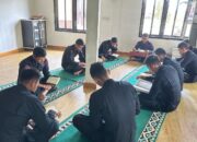 Personel Satbrimob Polda Sumsel Batalyon B Pelopor Rutin Tadarus Al-Qur’an Selama Ramadhan 2025